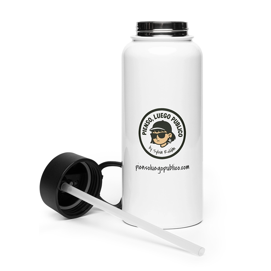 Botella blanca con pajita y logo de Pienso, luego publico