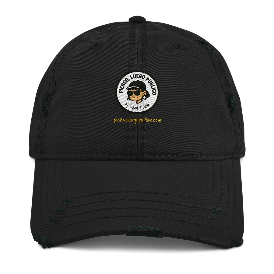 Gorra negra bordada con el logo de Pienso, luego publico y texto amarillo