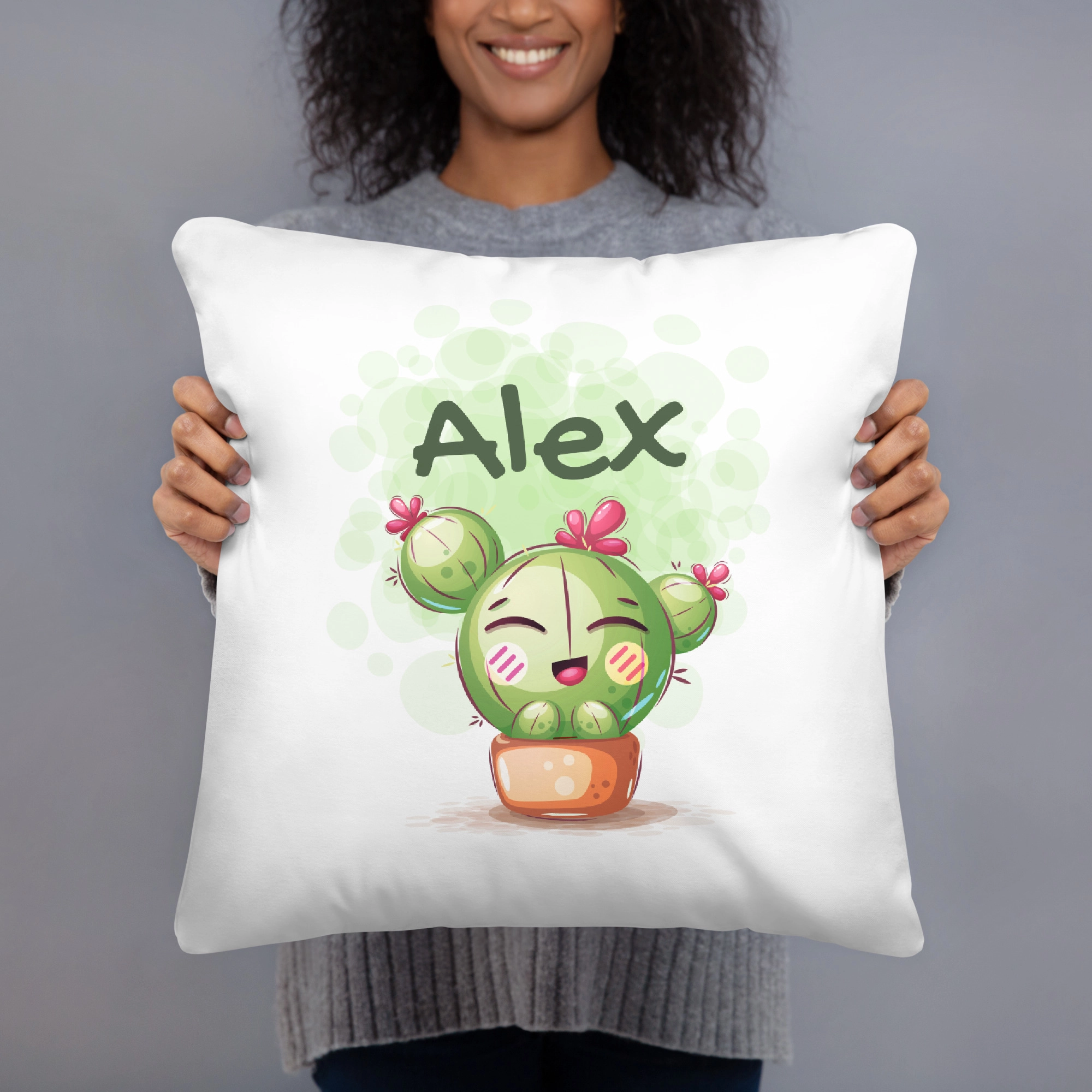 Mujer sujetando cojín con captus y nombre Alex