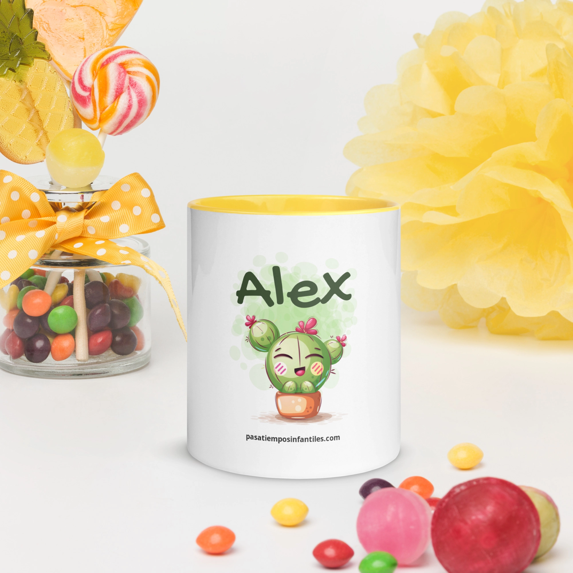 Taza infantil personalizada con cactus y nombre, interior amarillo, junto a caramelos de colores