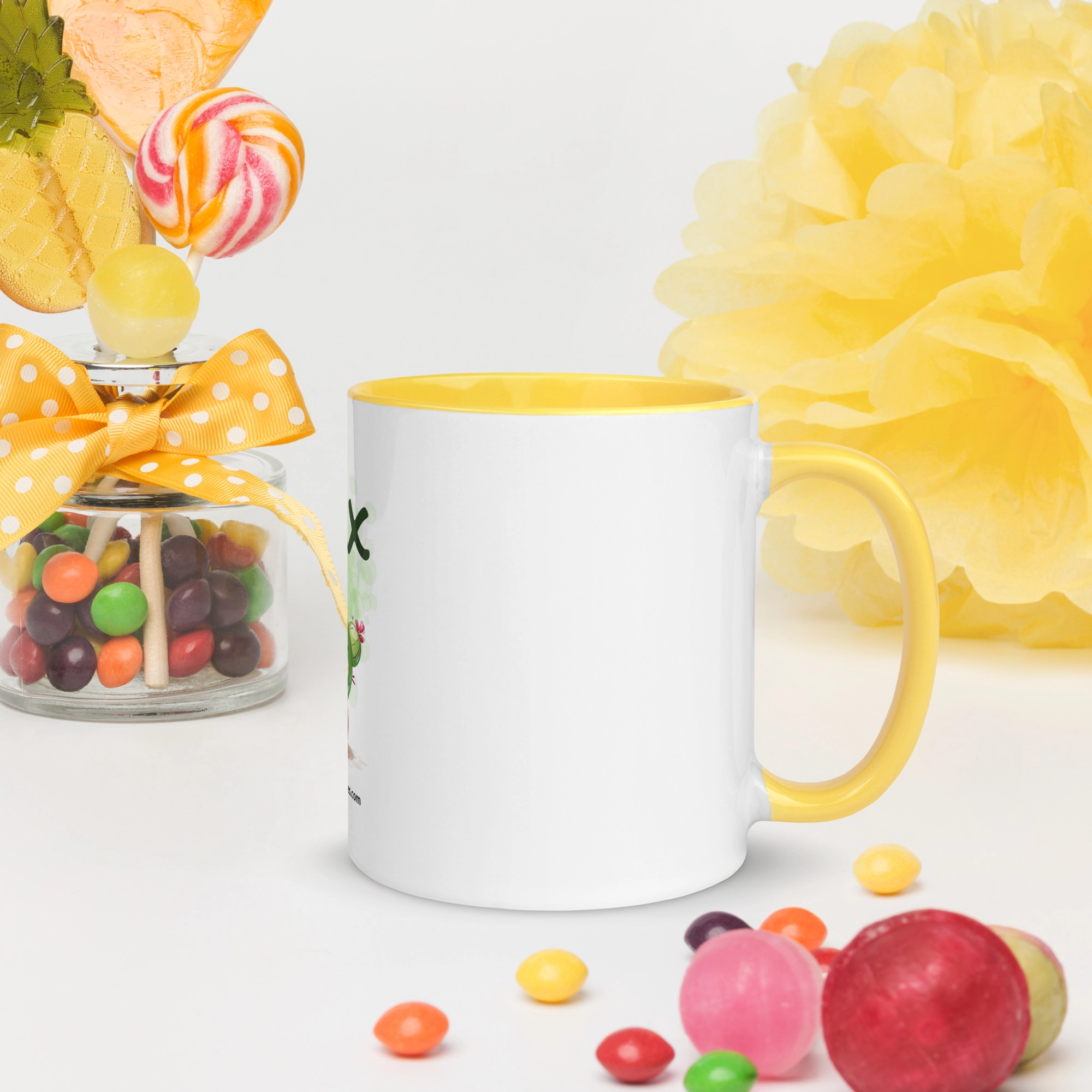 Taza de cerámica personalizada con asa amarilla rodeada de dulces y decoración infantil