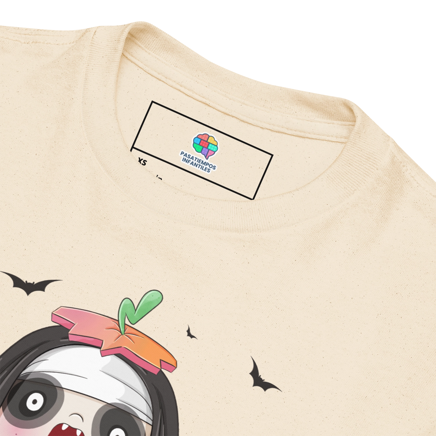 Detalle del cuello y estampado de la camiseta infantil Ser distinto mola con monstruita calabaza