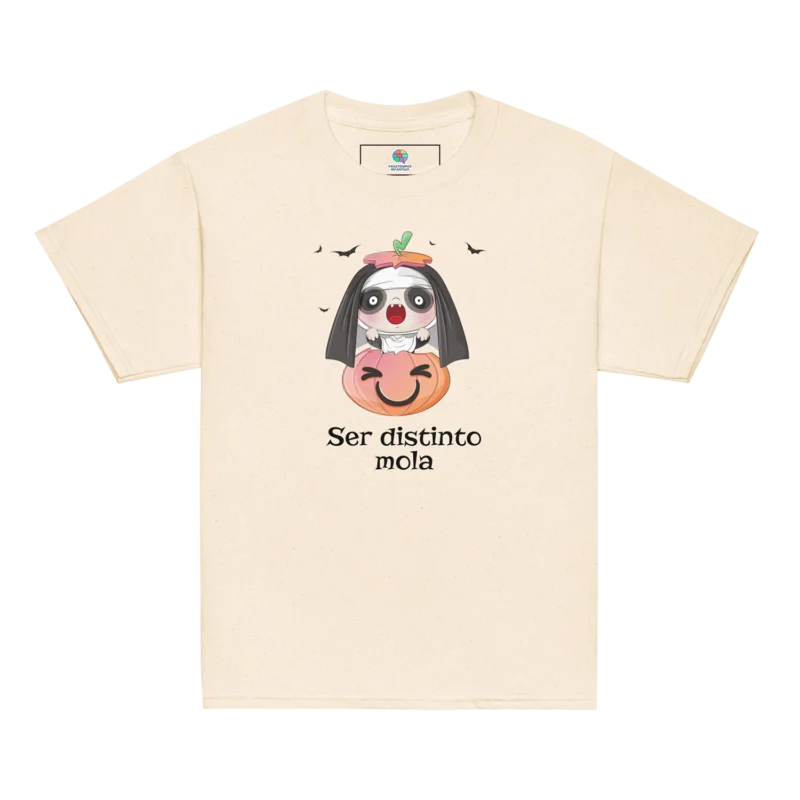 Camiseta infantil color natural con diseño de monstruita en calabaza y frase "Ser distinto mola"