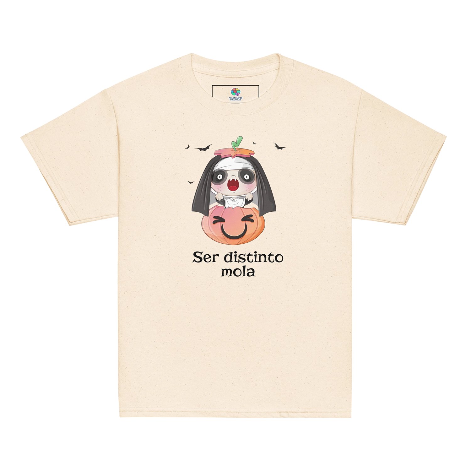 Camiseta infantil color natural con diseño de monstruita en calabaza y frase "Ser distinto mola"