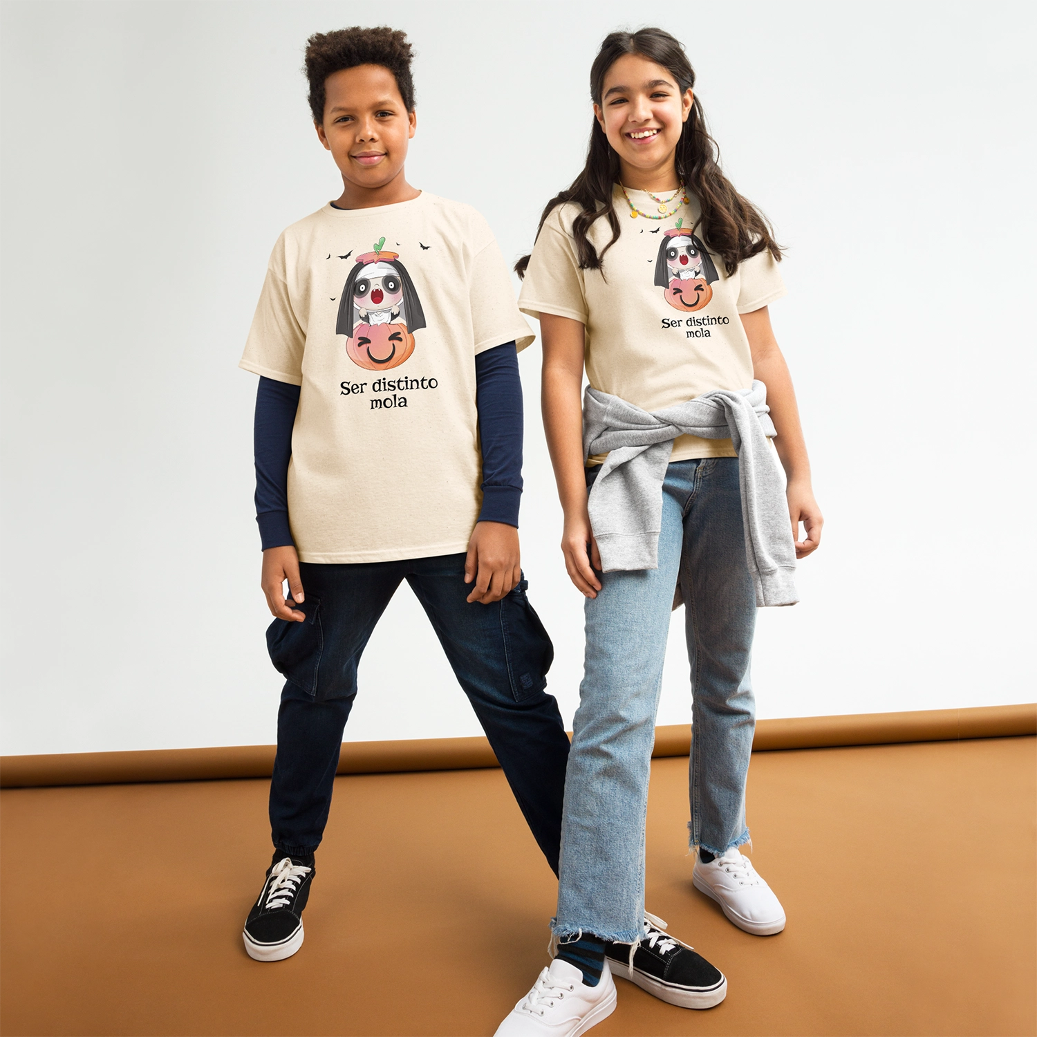 Niños sonrientes con camiseta Ser distinto mola de Pasatiempos Infantiles color natural