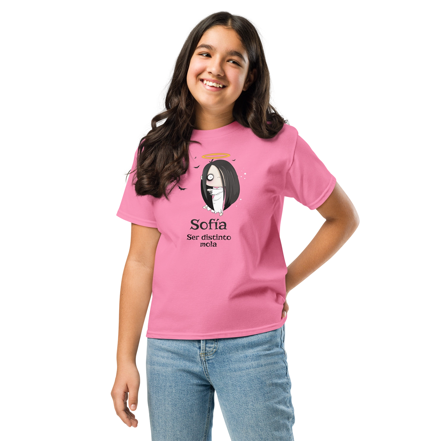 Niña sonriendo con camiseta infantil personalizada Sofía Ser distinto mola.