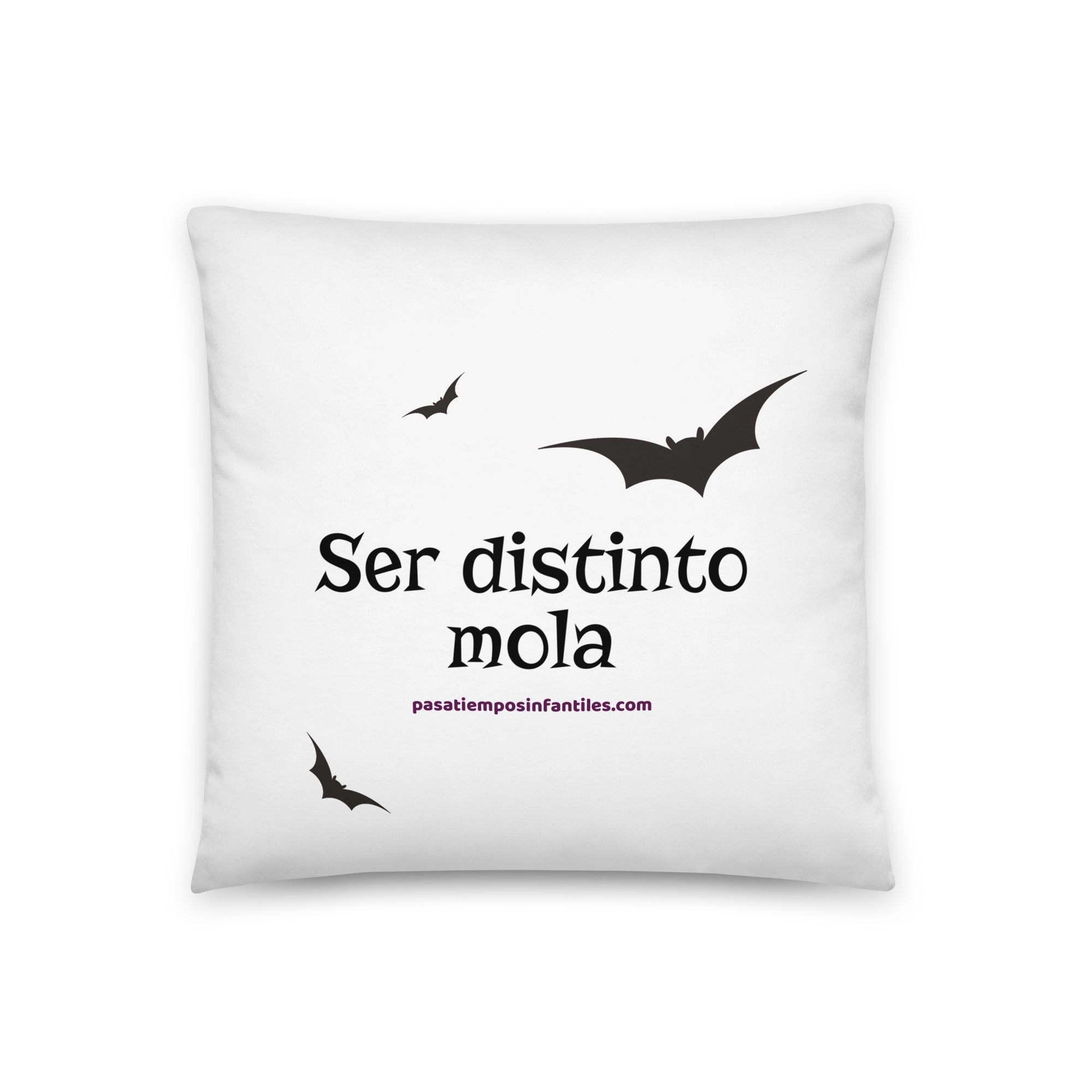 Cojín infantil personalizado con la frase Ser distinto mola y murciélagos negros.