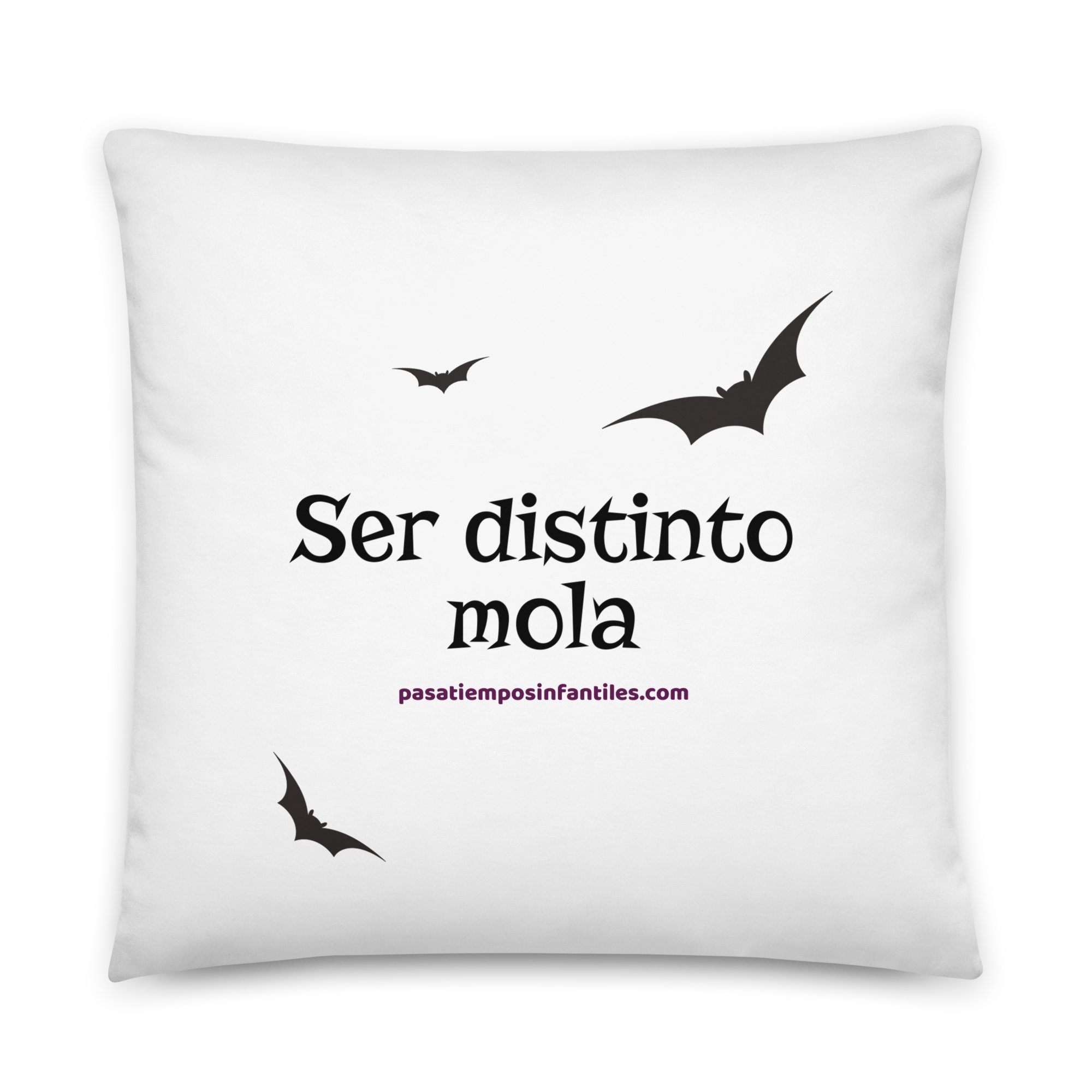 Cojín infantil personalizado con la frase Ser distinto mola y murciélagos negros.