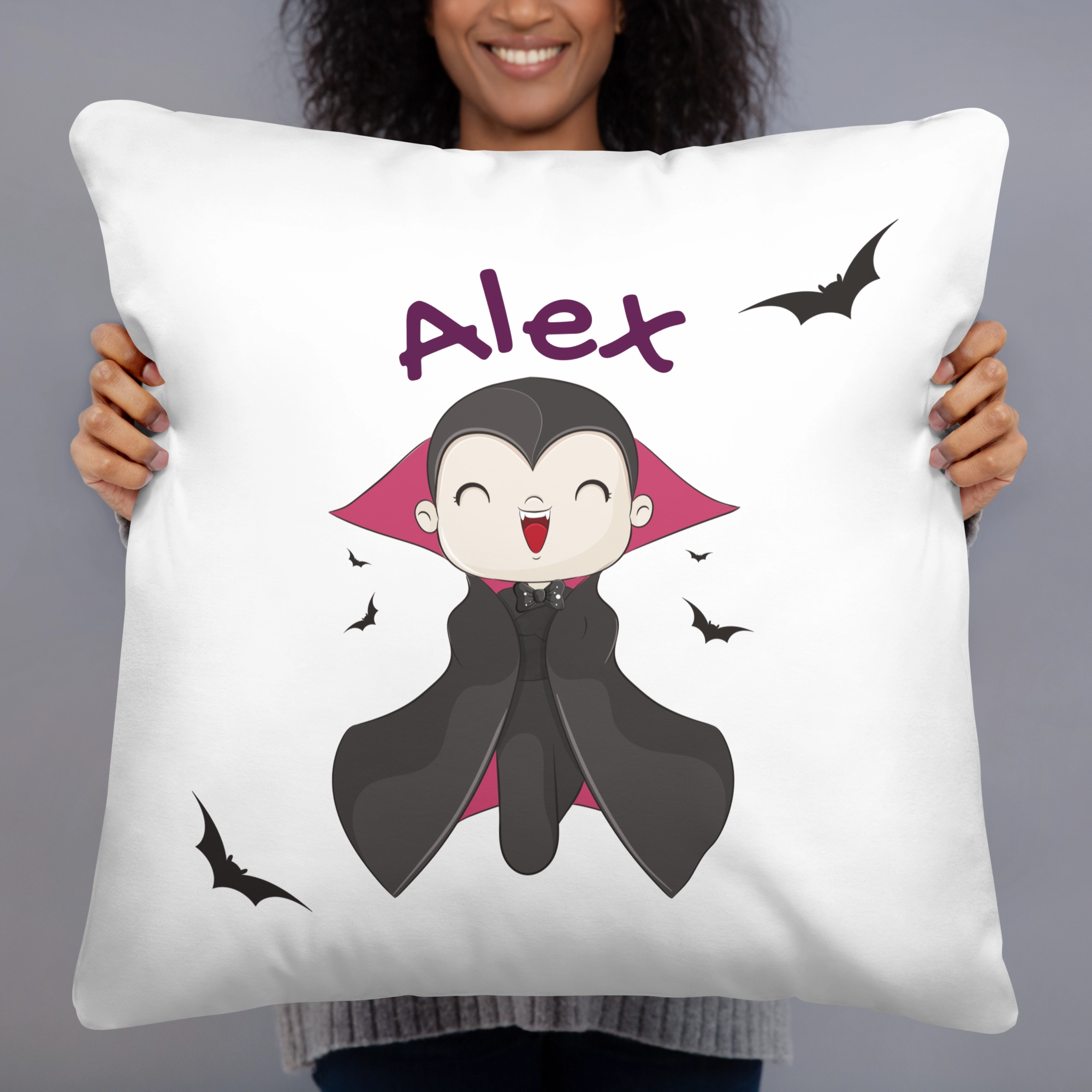 Mujer sosteniendo cojín infantil personalizado con nombre, modelo Alex de Halloween. grande