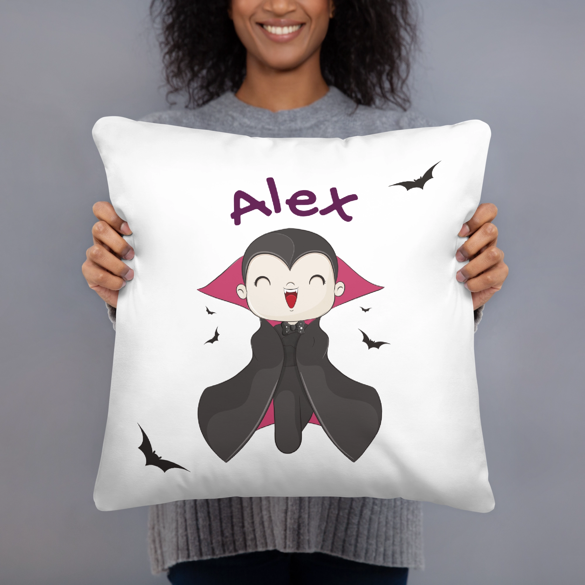 Mujer sosteniendo cojín infantil personalizado con nombre, modelo Alex de Halloween.