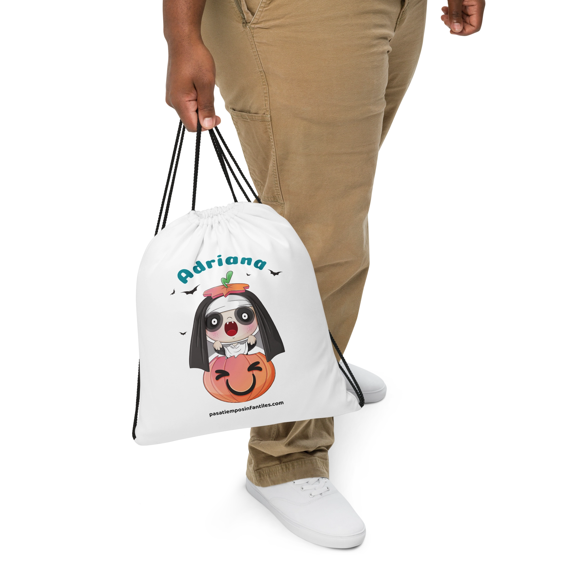 Persona sosteniendo mochila infantil personalizada con nombre, modelo Adriana de Halloween.