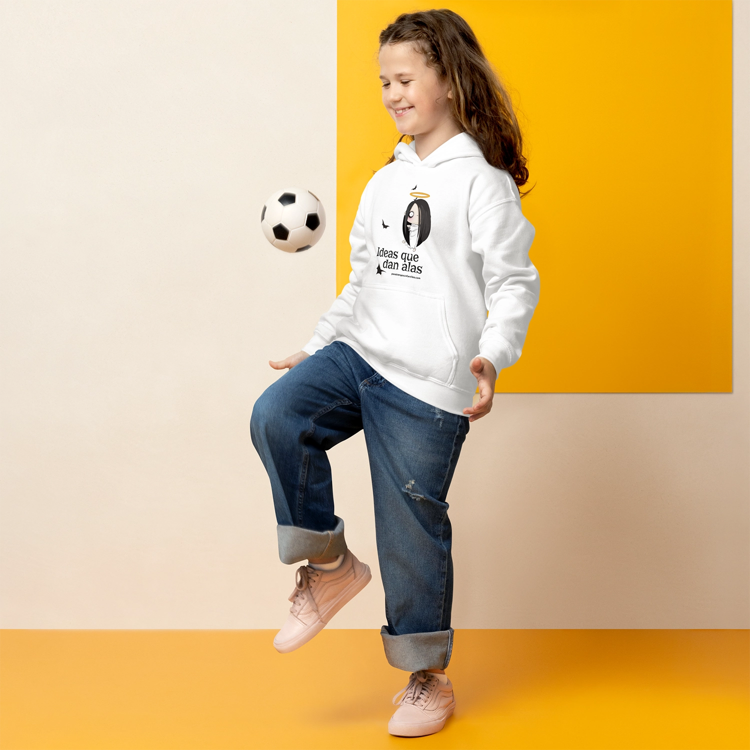 Niña jugando con sudadera juvenil Halloween fantasma Ideas que dan alas
