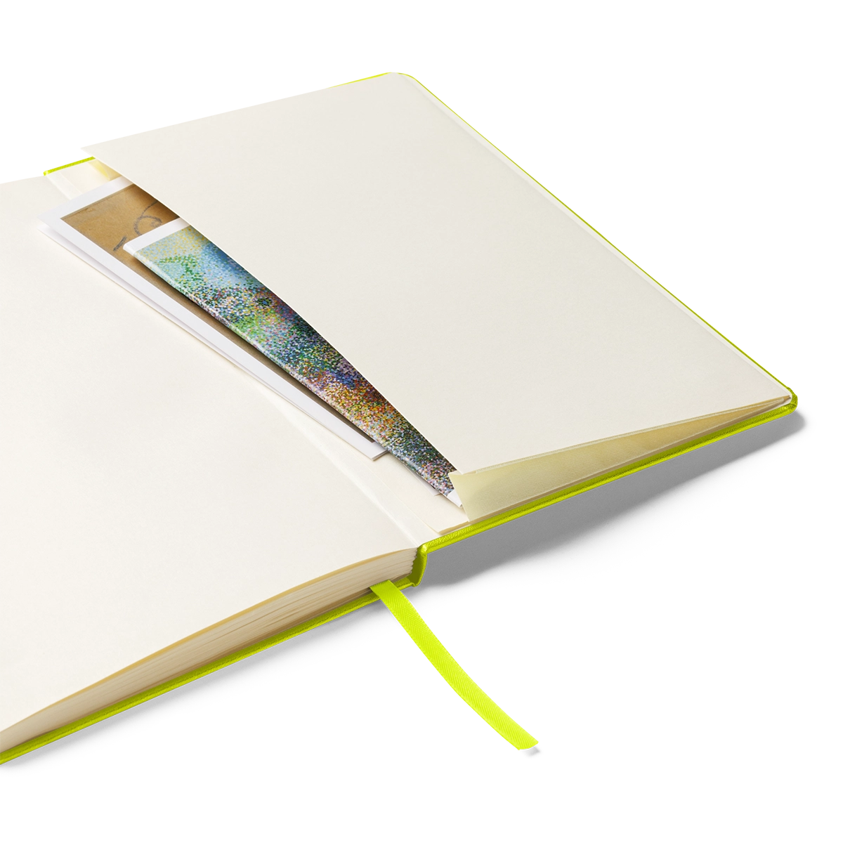 Detalle del bolsillo interior expandible de la libreta Cleo Conexión para guardar notas de campo y recuerdos de misiones