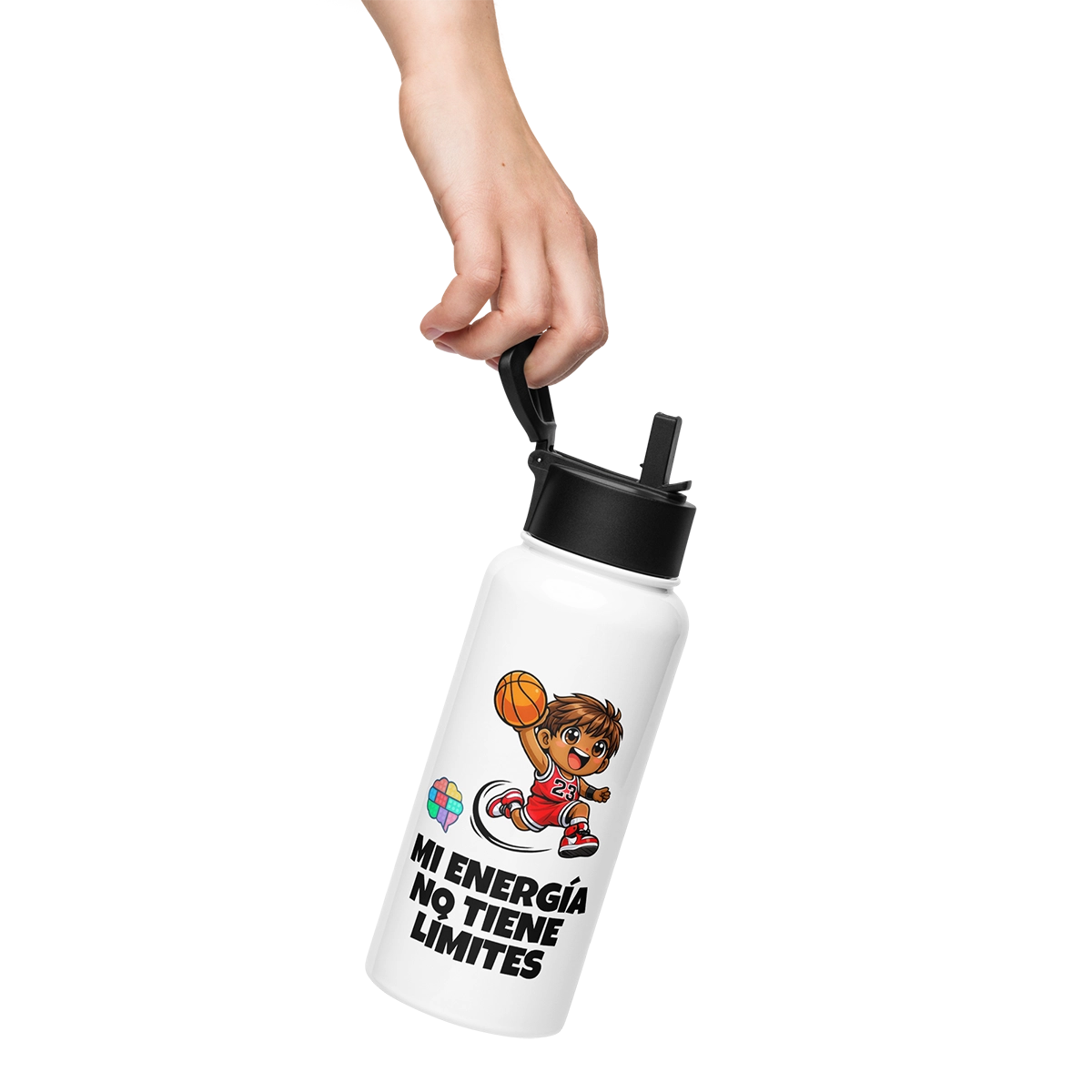 Mano sosteniendo la botella de acero de Micky Saltos por el mango giratorio, mostrando el tamaño real y el equipamiento oficial Gatunix