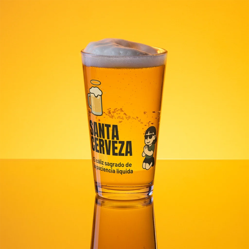 Vaso de cerveza de cristal Cáliz Sagrado lleno con espuma sobre fondo amarillo corporativo de Pienso Luego Publico