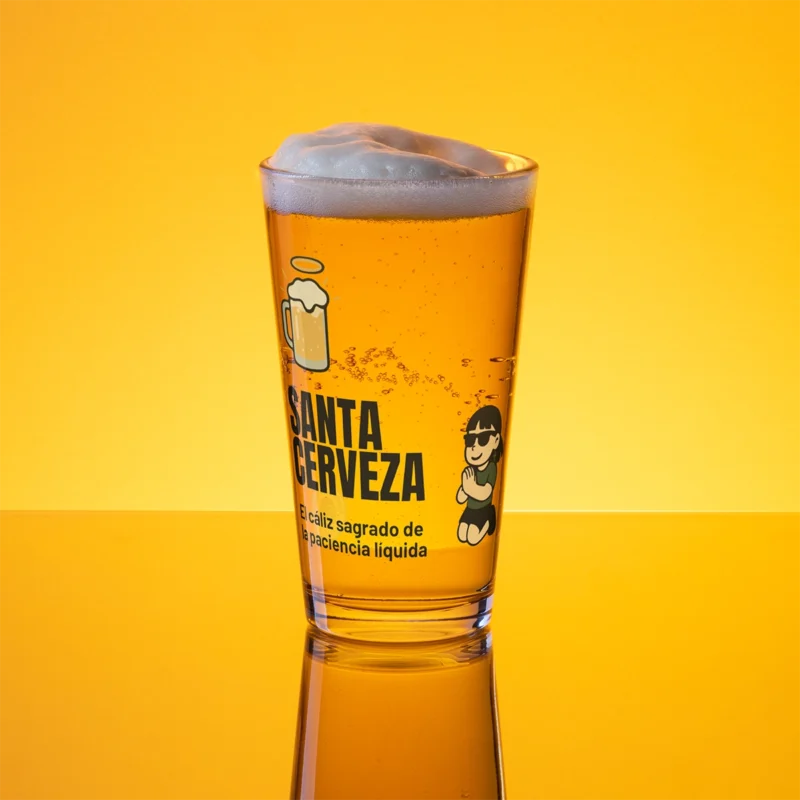 Vaso de cerveza de cristal Cáliz Sagrado lleno con espuma sobre fondo amarillo corporativo de Pienso Luego Publico