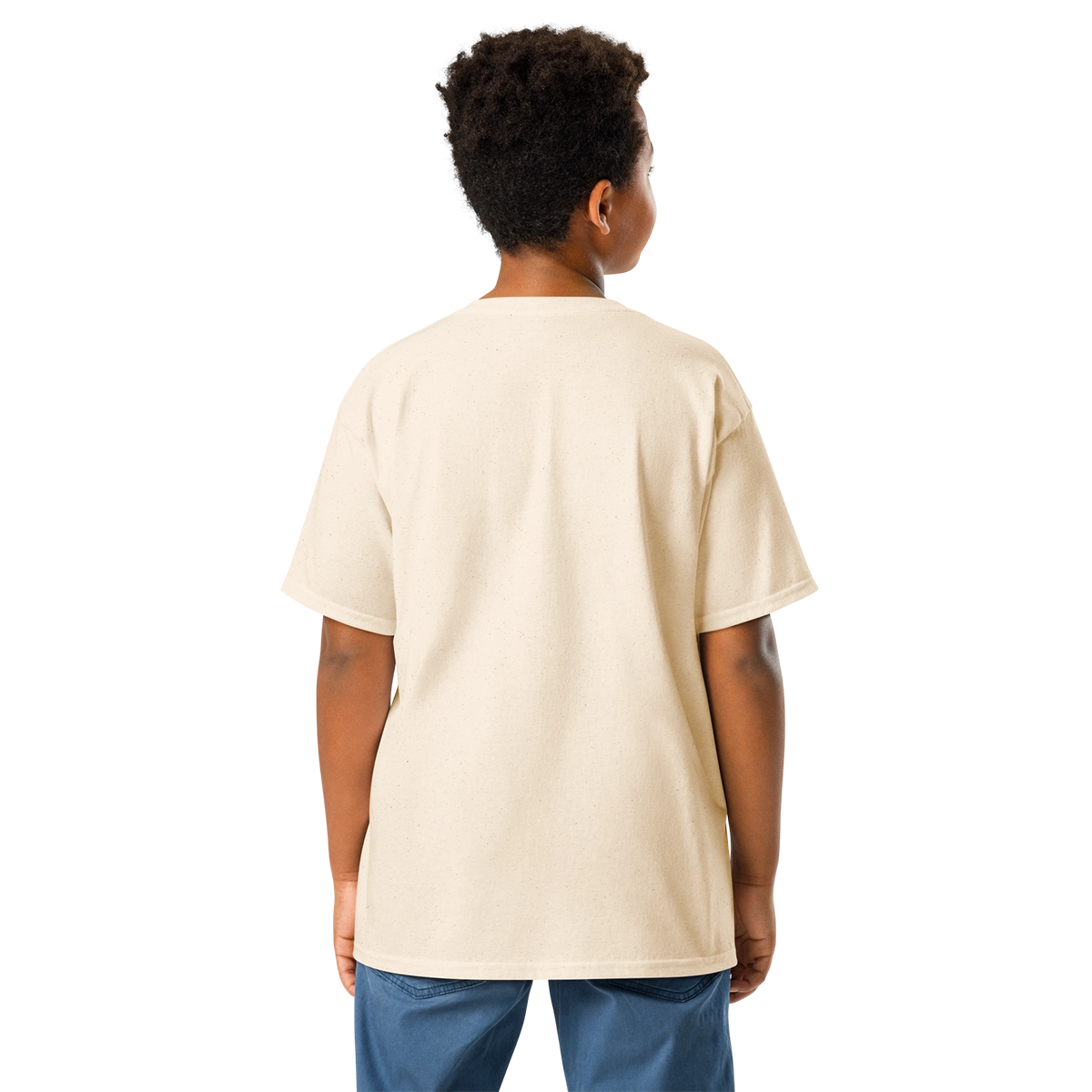 Vista trasera de un niño con la camiseta de Leo Polimatix en color natural, mostrando el ajuste real y la caída del tejido premium