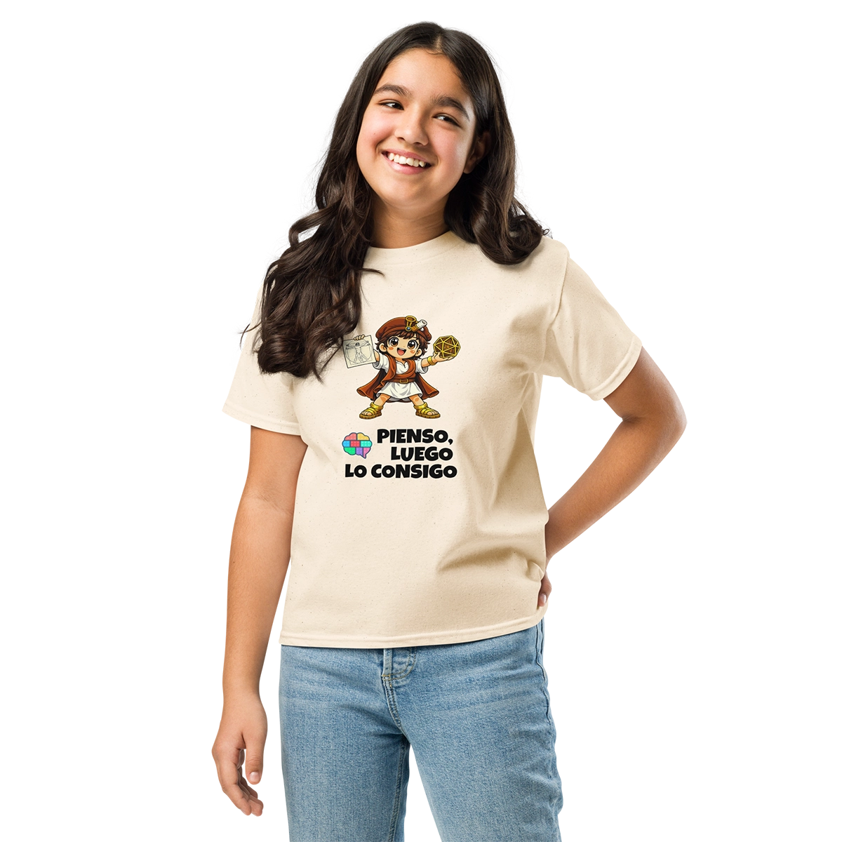 Niña sonriendo con la camiseta oficial de Leo Polimatix en color natural, mostrando el lema de inteligencia visual-espacial Pienso, luego lo consigo