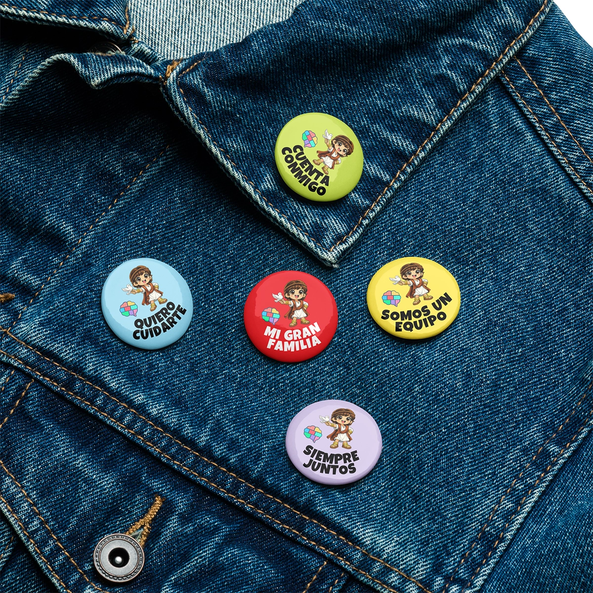 Cinco insignias de Jesús Amor de 32 mm del método Gatunix colocadas sobre la solapa de una chaqueta vaquera