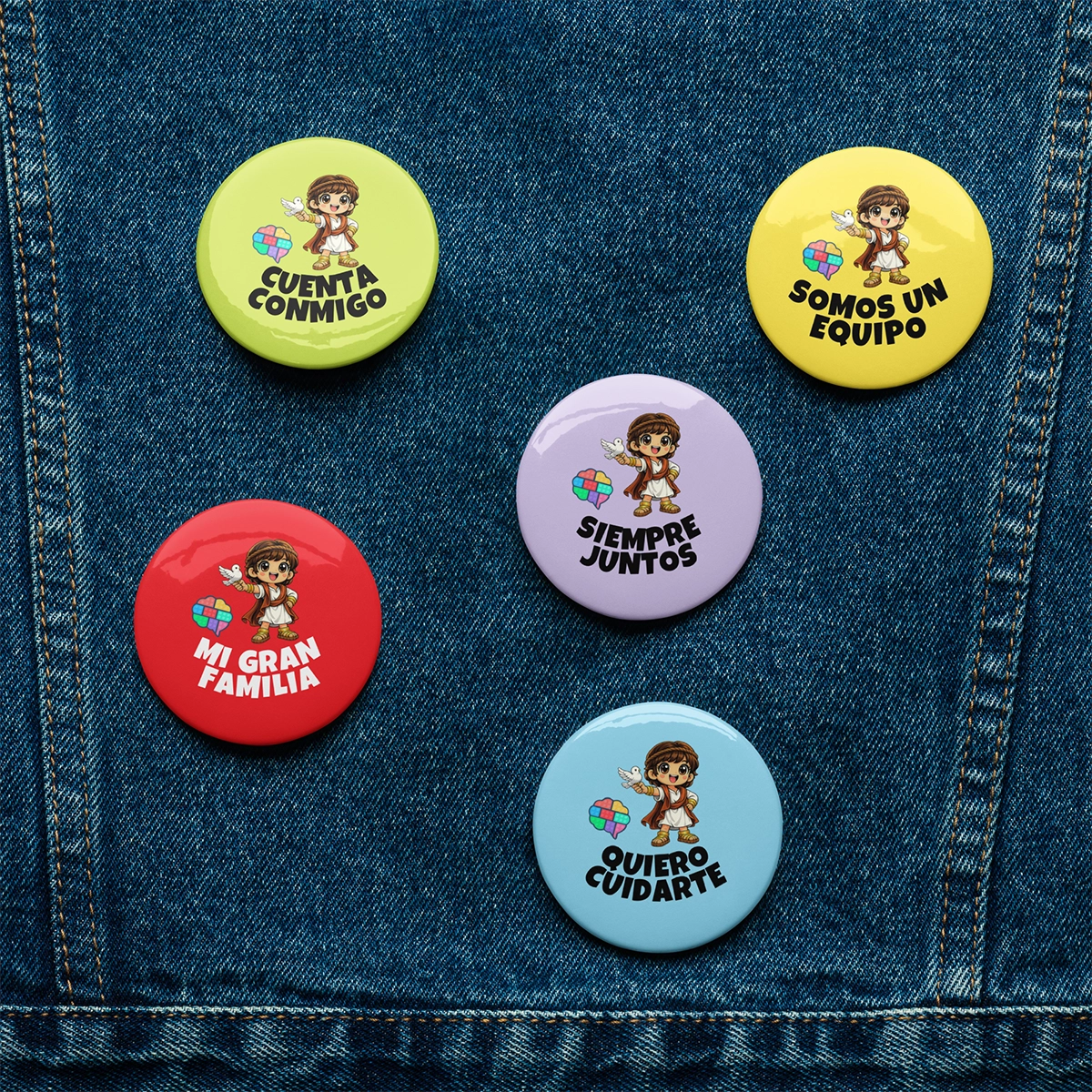 Cinco insignias de Jesús Amor de 58 mm del método Gatunix colocadas sobre la solapa de una chaqueta vaquera