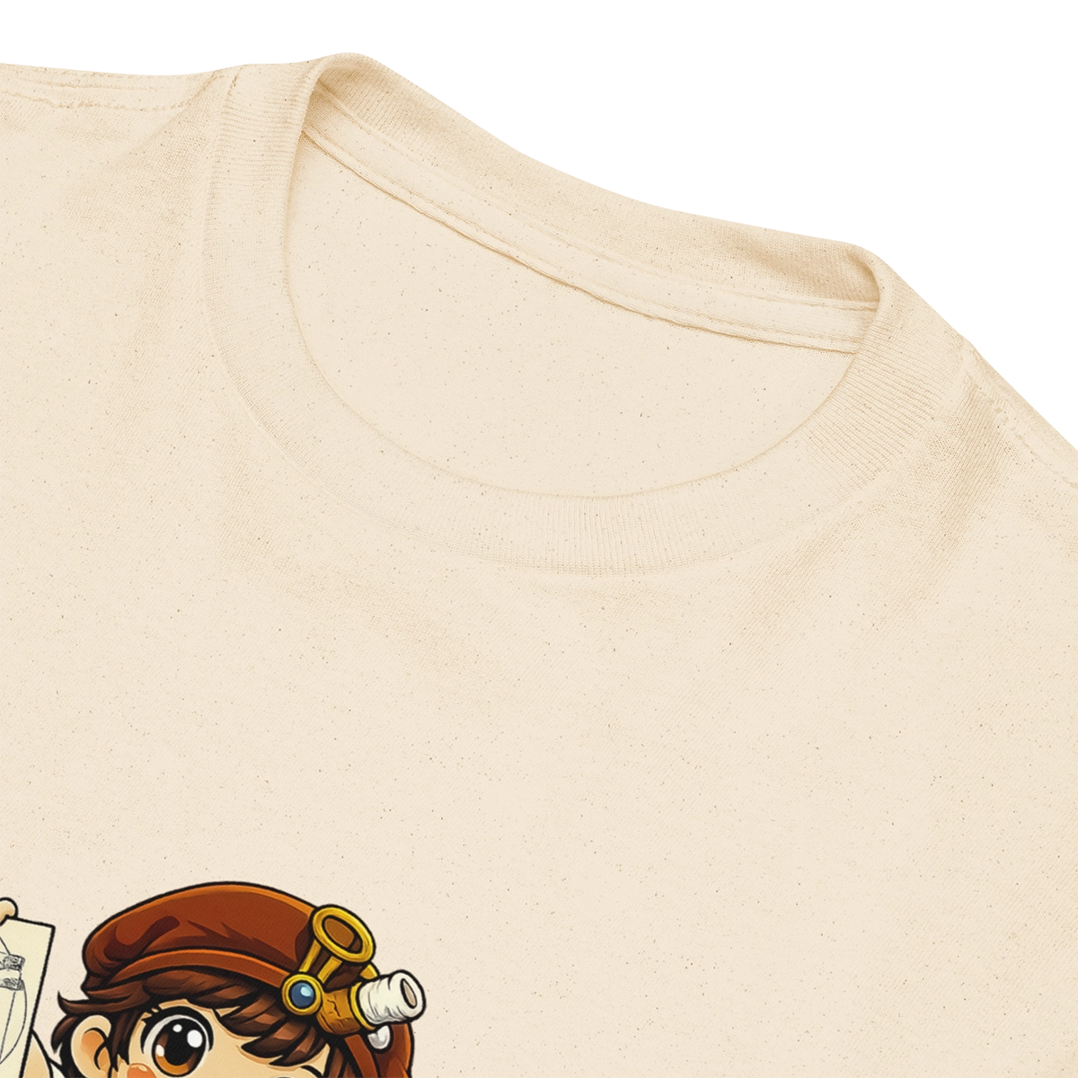 Primer plano del cuello de la camiseta Leo Polimatix en color natural, mostrando la textura del tejido de alta densidad y el área de la etiqueta interior