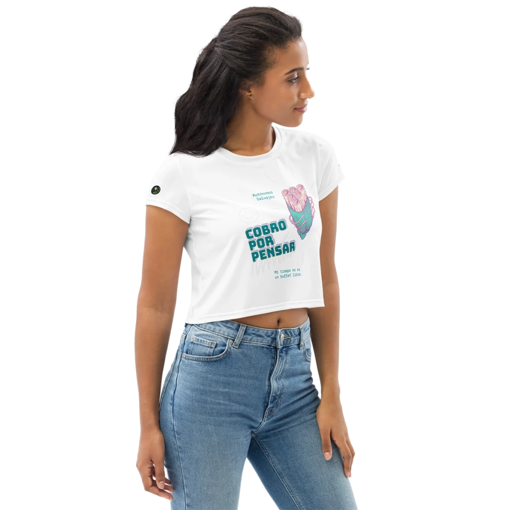 Primer plano del mensaje Cobro por pensar y detalle del avatar de Sylvina y Bit en la manga de la camiseta corta de Autónomos Salvajes.