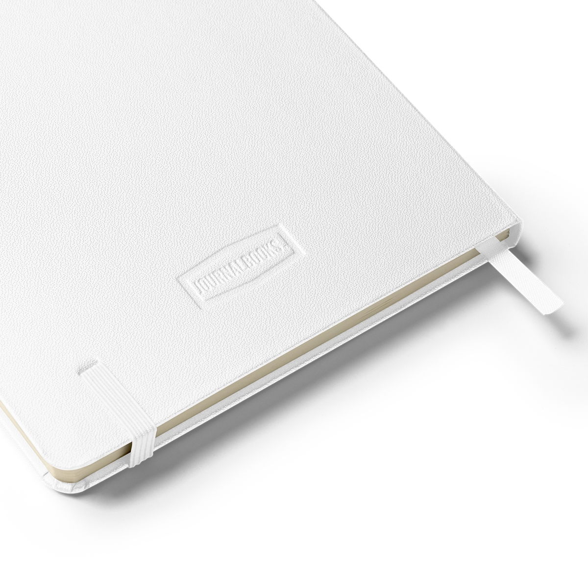 Primer plano de la tapa dura color blanco con textura premium, cierre elástico y cinta marcapáginas de la libreta Cleo Conexión