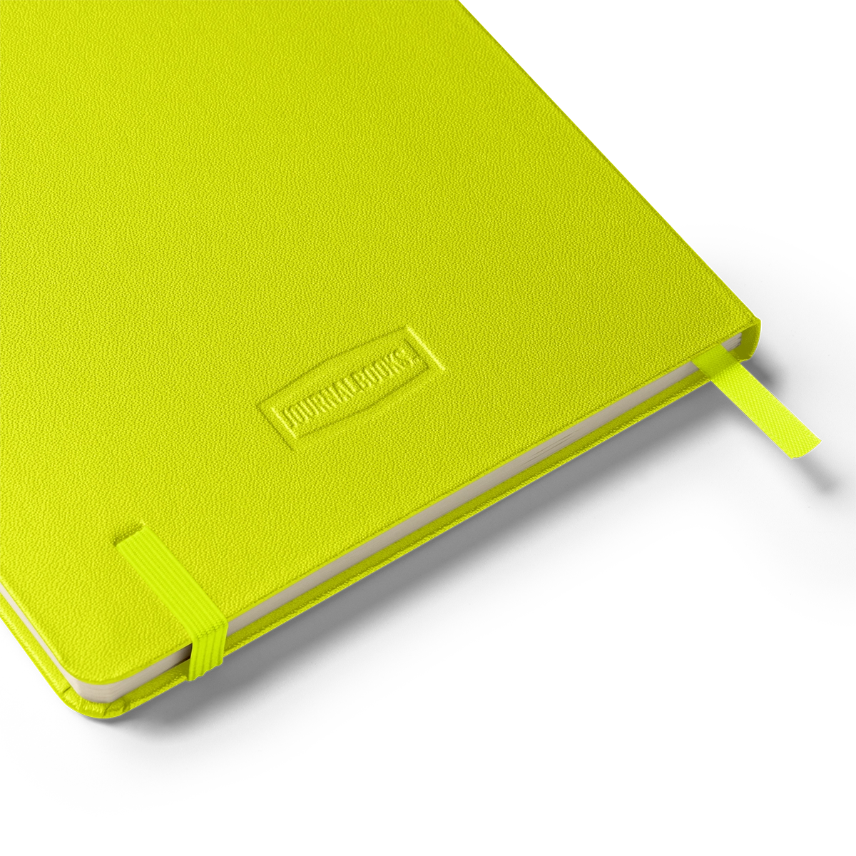 Primer plano de la tapa dura color lima con textura premium, cierre elástico y cinta marcapáginas de la libreta Cleo Conexión