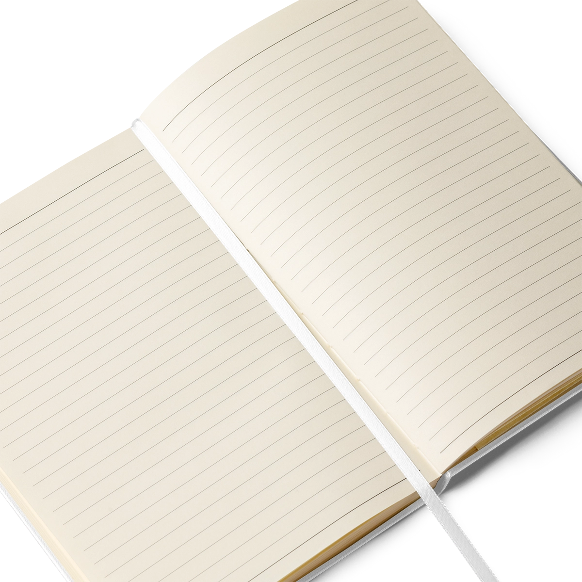 Detalle del interior de la libreta Cleo Conexión con páginas de papel color crema con líneas y cinta marcapáginas blanco