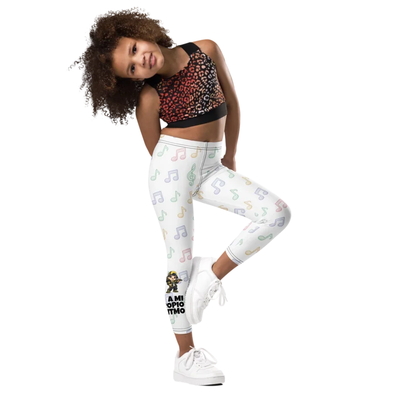 Niña con los leggings oficiales de Nota Loca del método Gatunix, mostrando el estampado de notas musicales y el lema de inteligencia musical