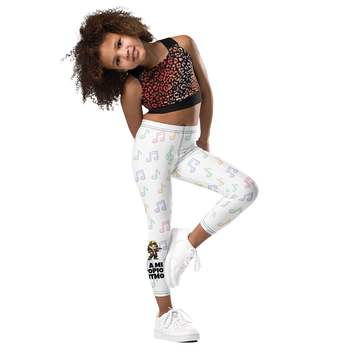 Niña con los leggings oficiales de Nota Loca del método Gatunix, mostrando el estampado de notas musicales y el lema de inteligencia musical