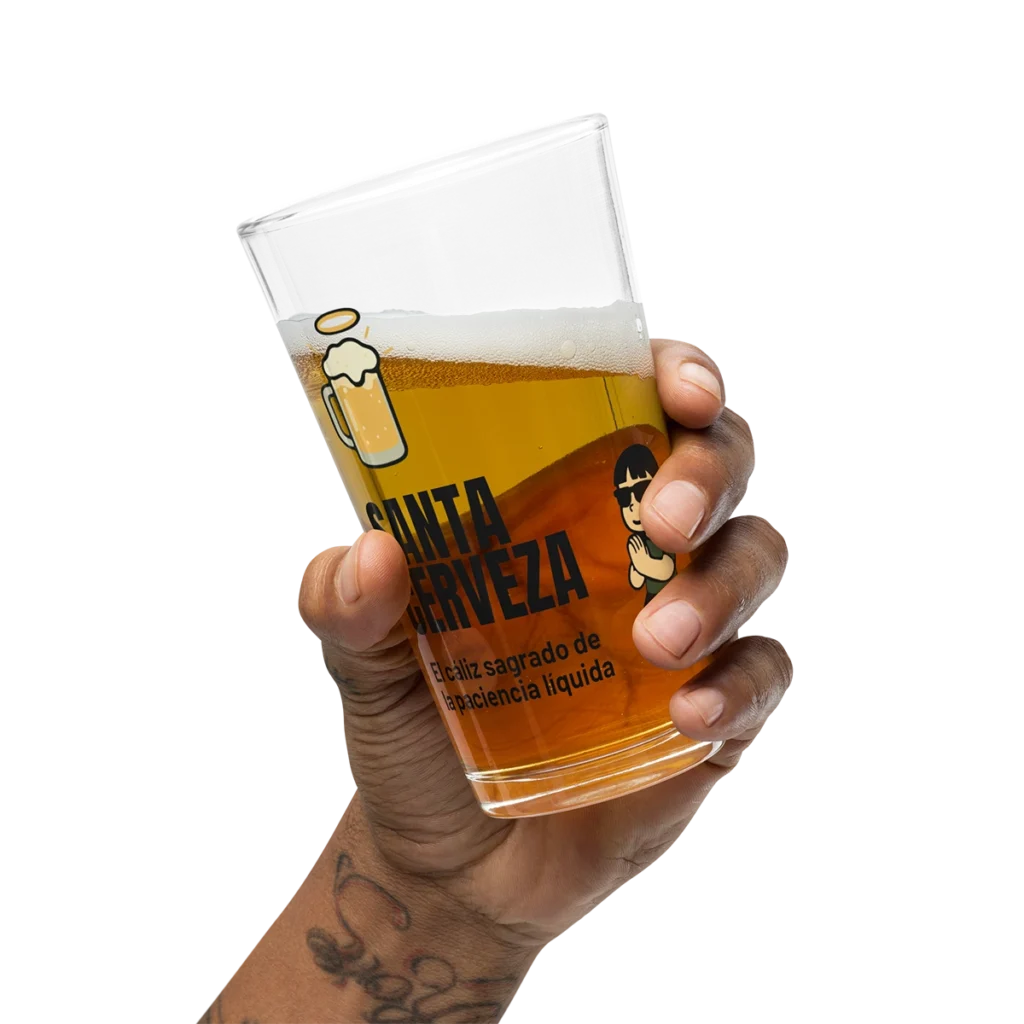 Mano con tatuaje sosteniendo el vaso de cerveza cristal Cáliz Sagrado lleno con espuma de Pienso Luego Publico