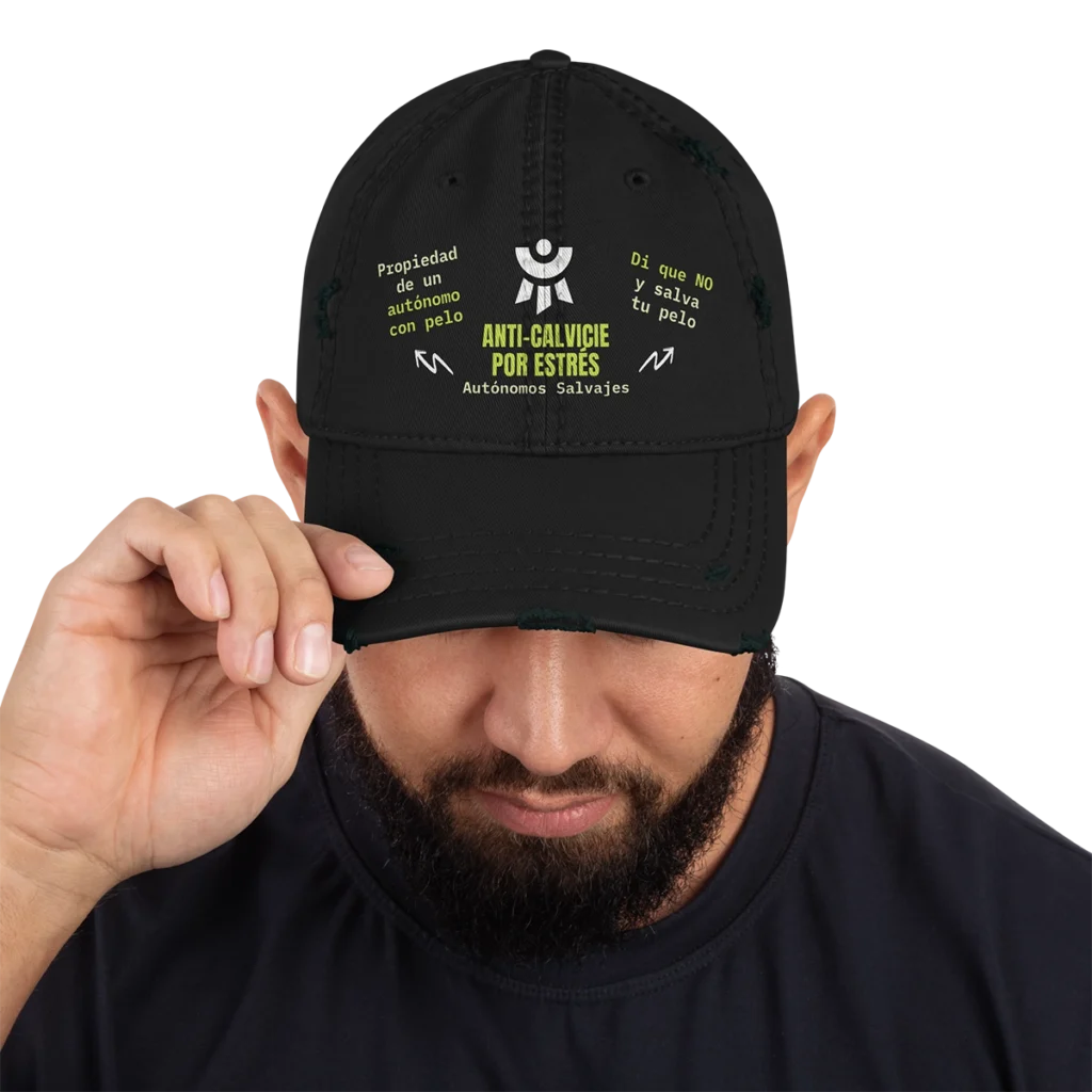 Detalle de los mensajes de la gorra para autónomos anti-calvicie por estrés de la marca Autónomos Salvajes usada por un modelo.