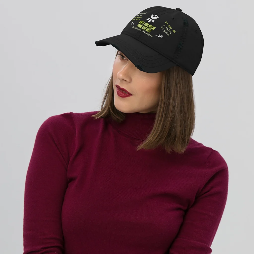 Modelo femenina con jersey granate usando la gorra para autónomos de algodón desgastado de la marca Autónomos Salvajes.