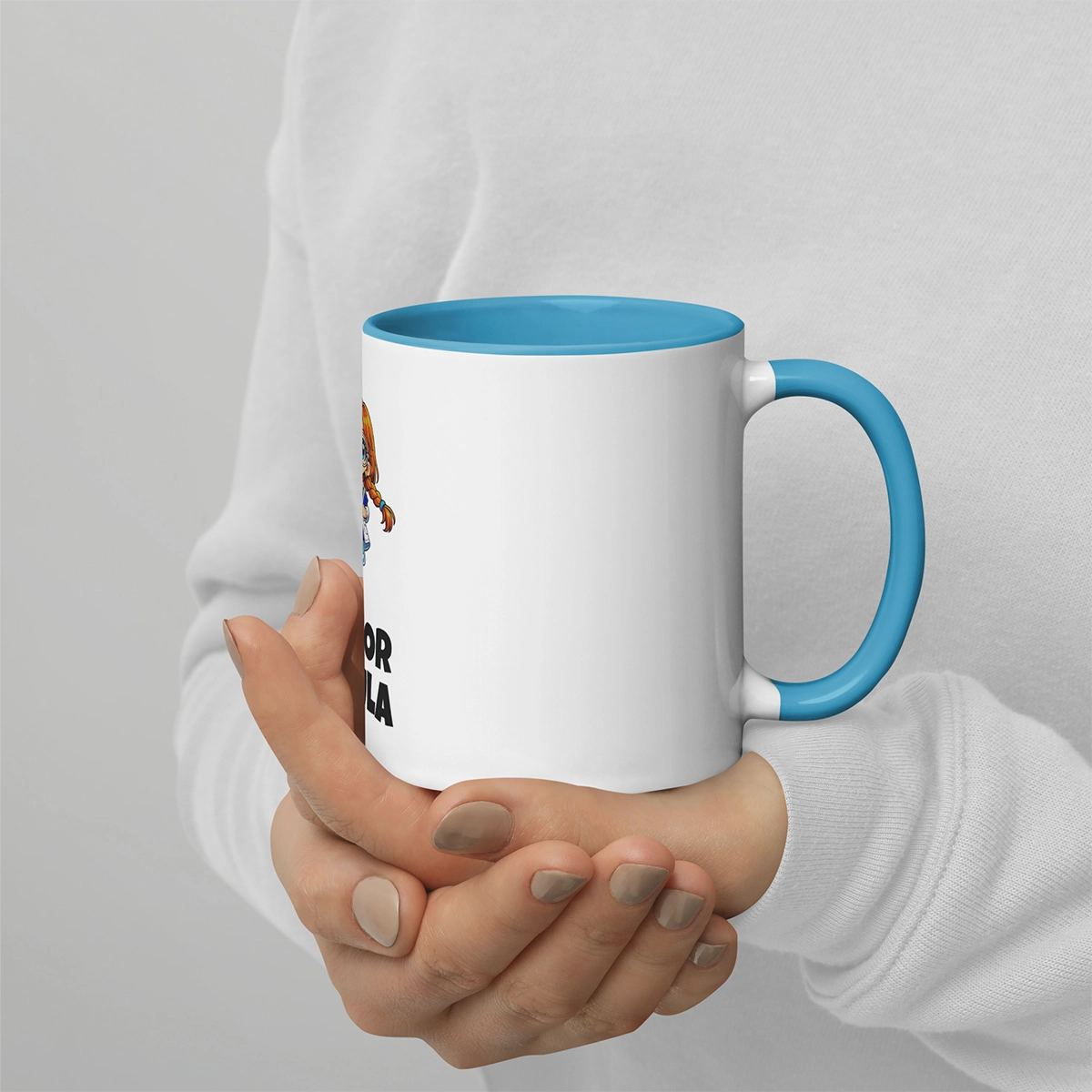 Manos sosteniendo la taza de cerámica de 325ml (11 oz) de Marie Ciencia, mostrando el tamaño real del equipamiento y el interior azul cian