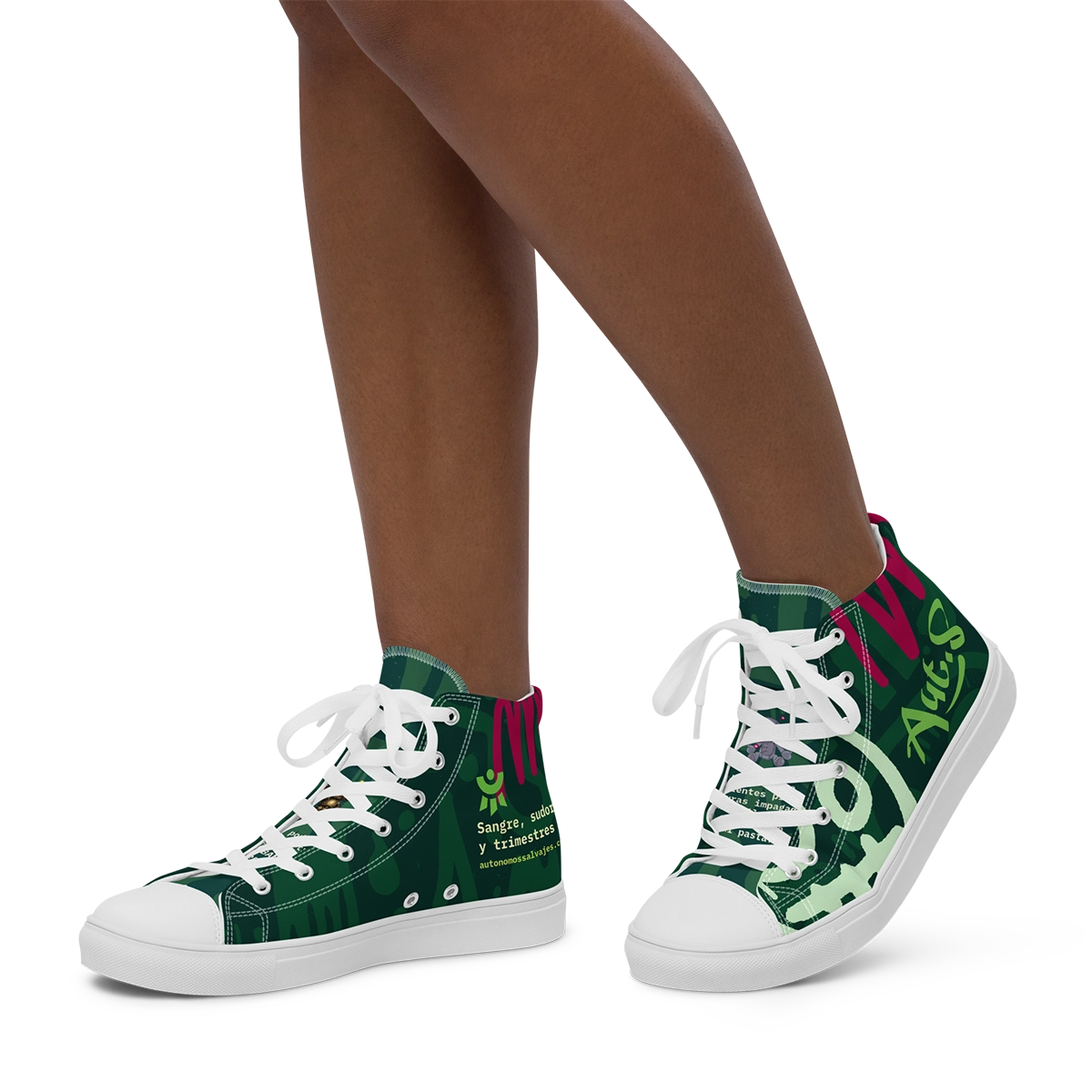 Primer plano de las piernas de una modelo de pie mostrando ambos lados de las zapatillas de lona altas Caza-Morosos de Autónomos Salvajes.