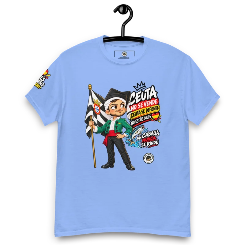 Camiseta Un caballa nunca se rinde en azul Carolina, con ilustración de chico caballa vestido con traje regional, bandera de Ceuta y distintivo Voces del Pueblo.